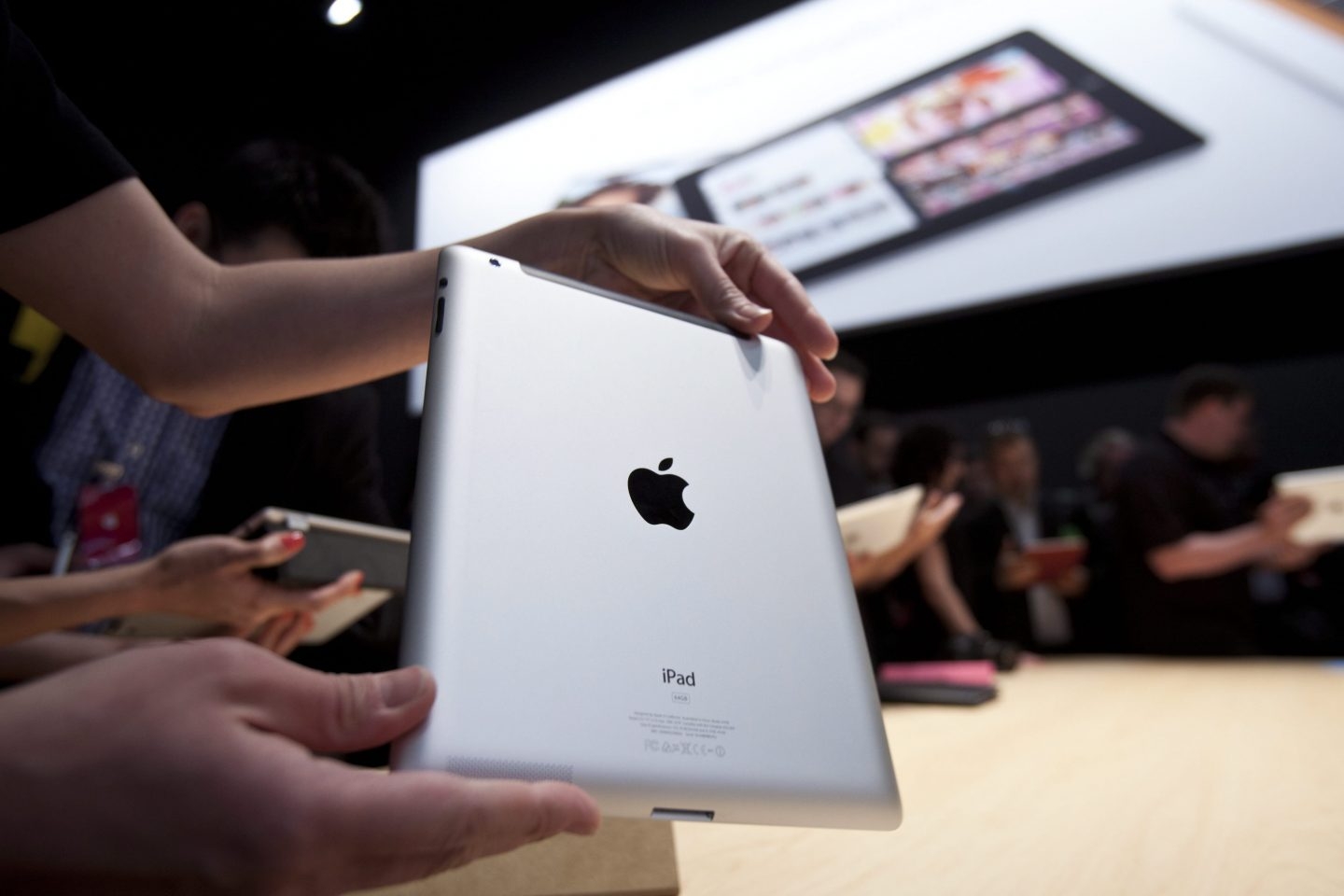 Un usuario sostiene un iPad en una Apple Store.