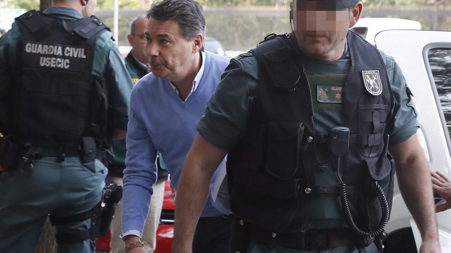 Ignacio González, conducido por los agentes de la UCO para el registro de su despacho profesional tras su detención.