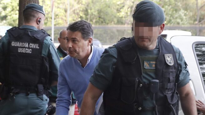 La familia de Ignacio González baraja pedir un crédito para la fianza de 400.000 euros Ignacio González, conducido por los agentes de la UCO para el registro de su despacho profesional tras su detención.