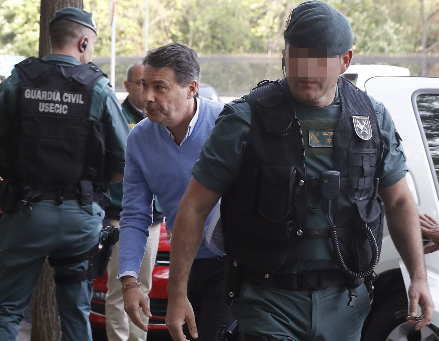 Ignacio González, conducido por los agentes de la UCO para el registro de su despacho profesional tras su detención.