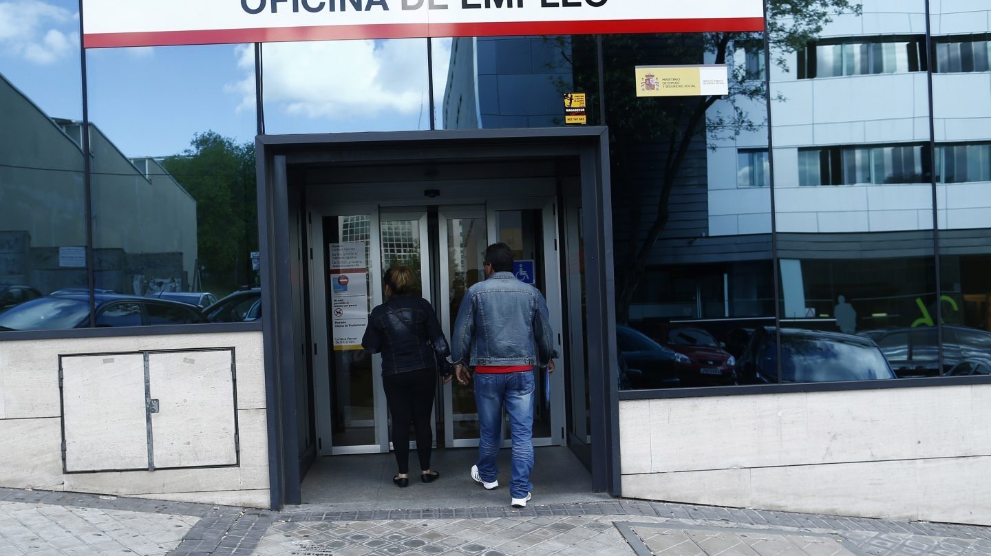 Parados entrando en una oficina de empleo en España.