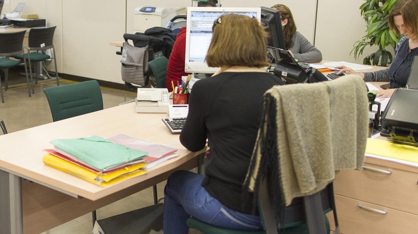 Empleada en una oficina del Servicio Público de Empleo (SEPE) donde trabajan funcionarios de carrera e interinos.