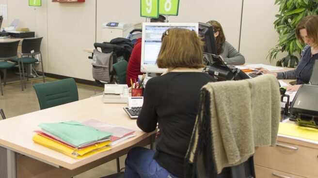 interino-inem-sepe Empleada en una oficina del Servicio Público de Empleo (SEPE) donde trabajan funcionarios de carrera e interinos.