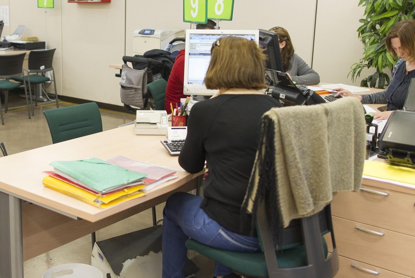 Empleada en una oficina del Servicio Público de Empleo (SEPE) donde trabajan funcionarios de carrera e interinos.