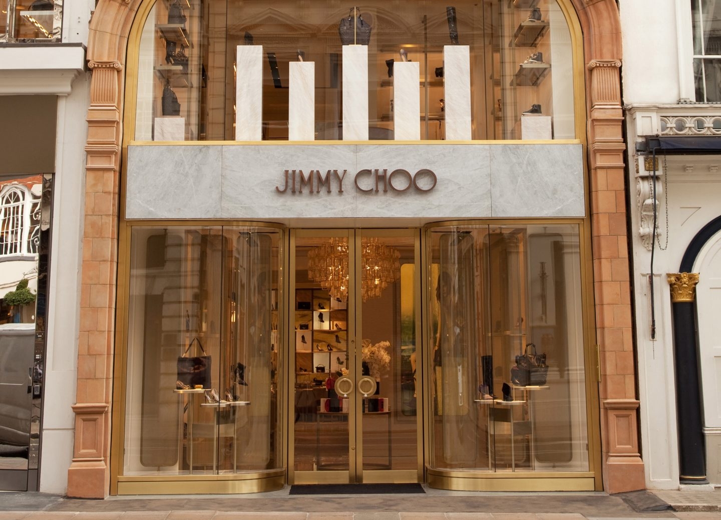 La compañía de zapatos de lujo Jimmy Choo busca comprador
