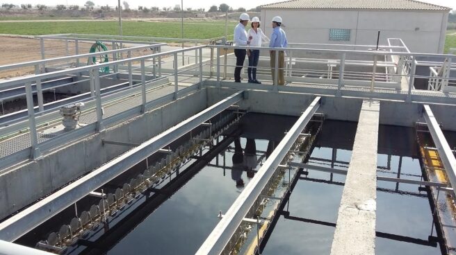 Las grandes patronales y Hacienda, contra los ayuntamientos que remunicipalizan el agua. En la foto, planta depuradora de Lorca (Murcia).