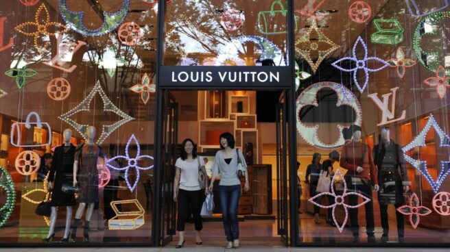 louis vuitton Clientes en una tienda de Louis Vuitton.