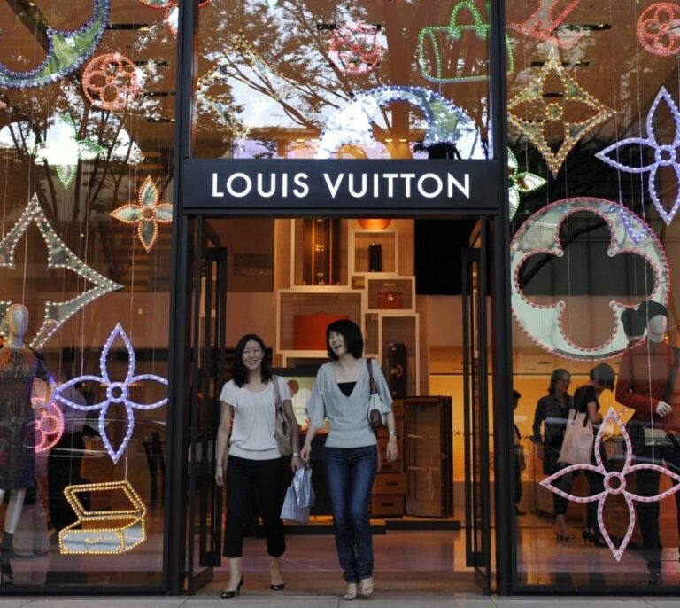 Louis Vuitton toma el control de Christian Dior por 12.100 millones de euros