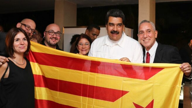 Nicolás Maduro, posando con una bandera estelada con los miembros de Ítaca.