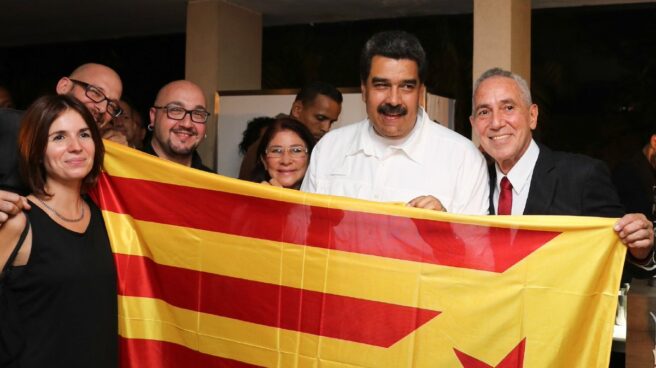 maduro-cataluña Nicolás Maduro, posando con una bandera estelada con los miembros de Ítaca.