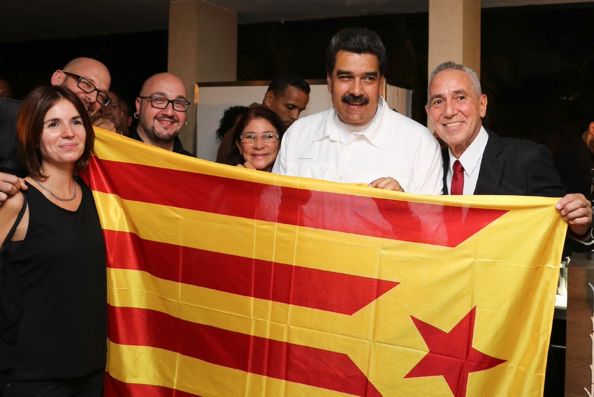 Nicolás Maduro, posando con una bandera estelada con los miembros de Ítaca.