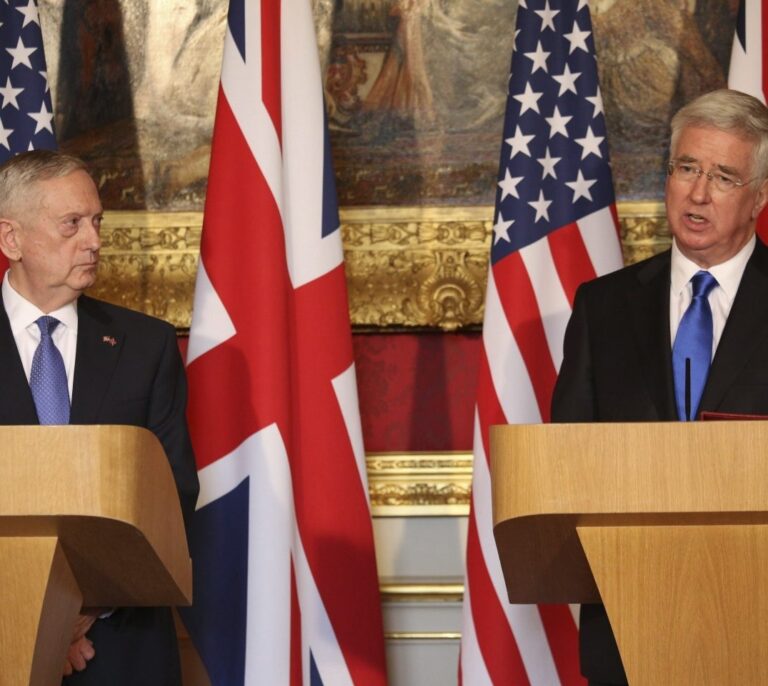 El ministro de Defensa británico asegura que protegerá Gibraltar "hasta las últimas consecuencias"