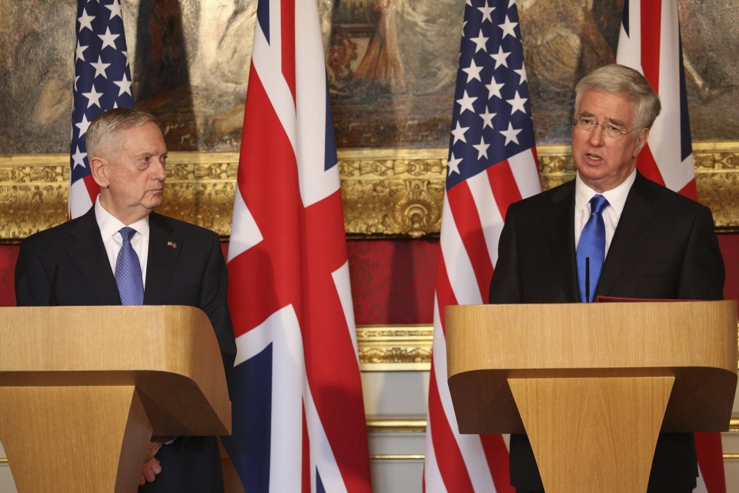 El ministro británico de Defensa, Michael Fallon (d), junto al Secretario de Defensa estadounidense, James Mattis