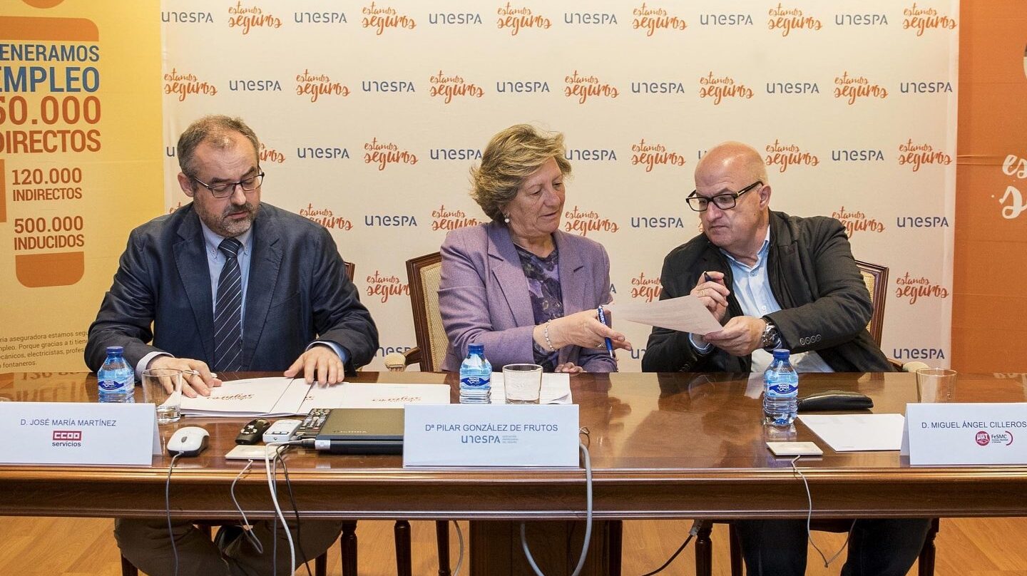 La presidenta de Unespa, Pilar González de Frutos, y los representantes de CCOO y UGT firman el convenio colectivo del sector de seguros que incluye una aproximación a la mochila austríaca.