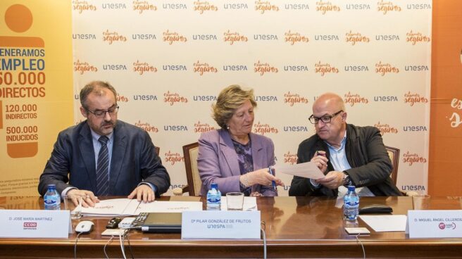 La presidenta de Unespa, Pilar González de Frutos, y los representantes de CCOO y UGT firman el convenio colectivo del sector de seguros que incluye una aproximación a la mochila austríaca.