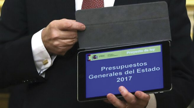 El ministro de Hacienda, Cristóbal Montoro, con el documento electrónico de los Presupuestos de 2017.