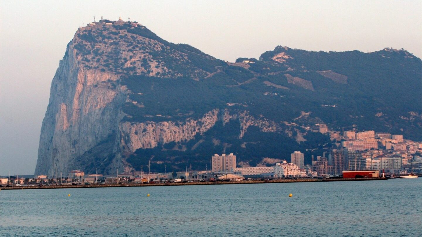 El Peñón de Gibraltar es objeto de disputa entre británicos y españoles desde hace más de 300 años.