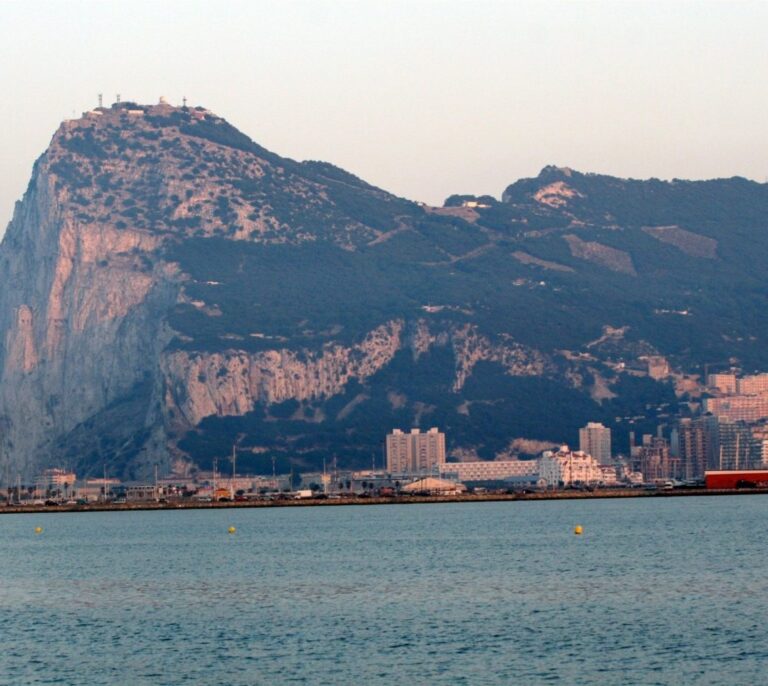 Gibraltar impone el toque de queda y cierra los comercios no esenciales ante el aumento de contagios