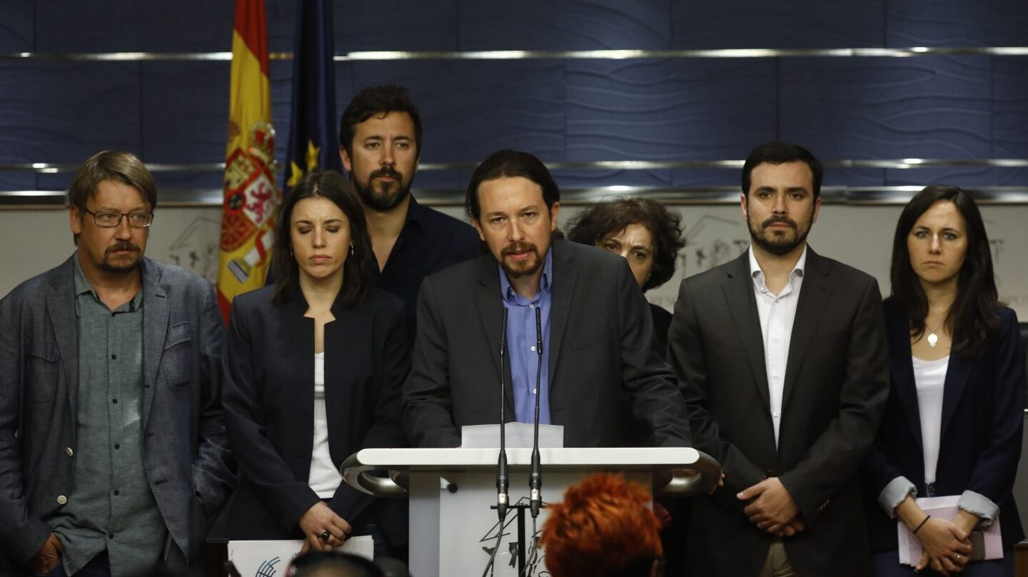 Pablo Iglesias, líder de Podemos, junto a representantes del grupo parlamentario. presentando la moción de censura