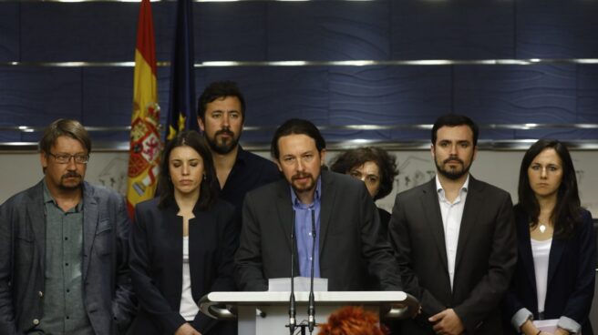 Pablo Iglesias, líder de Podemos, junto a representantes del grupo parlamentario. presentando la moción de censura