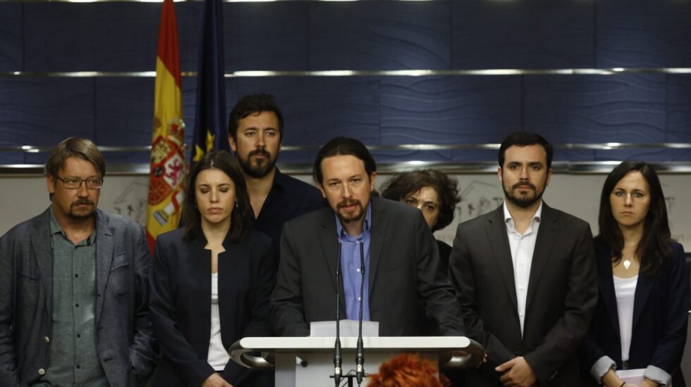 Pablo Iglesias, líder de Podemos, junto a representantes del grupo parlamentario. presentando la moción de censura