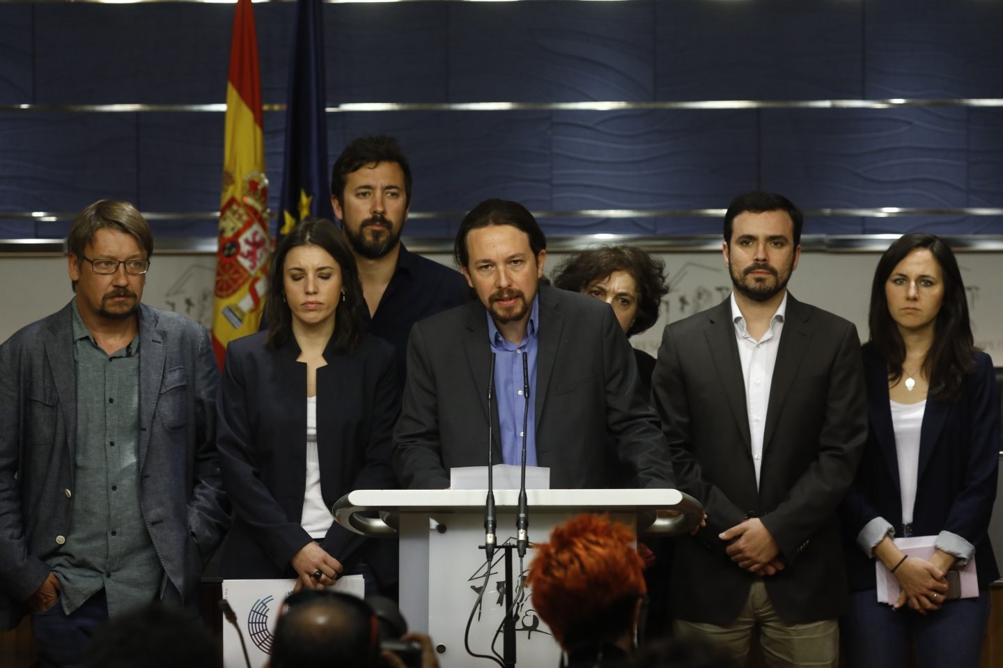 Pablo Iglesias, líder de Podemos, junto a representantes del grupo parlamentario. presentando la moción de censura