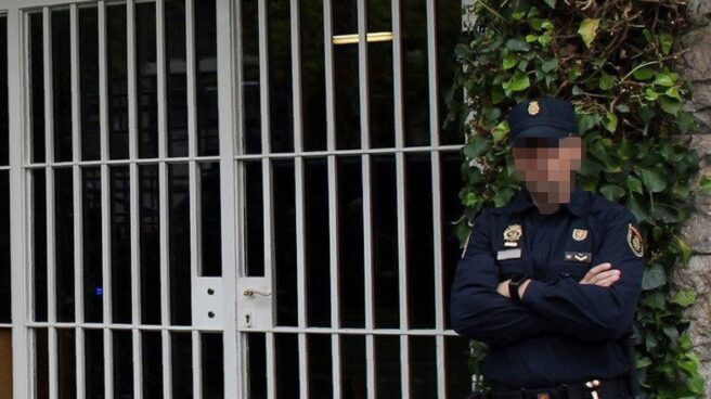 policia-pujol Un agente de policía, ante el domicilio de los Pujol.