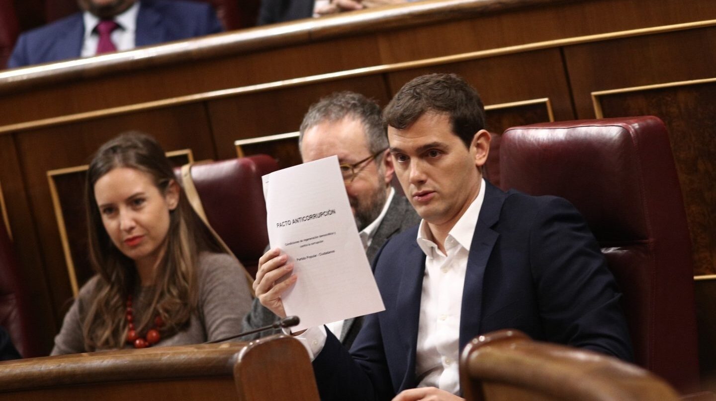 El presidente de Ciudadanos, Albert Rivera, esgrimiendo el pacto con el PP en el Congreso.