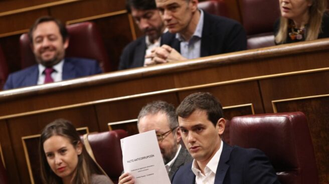 El presidente de Ciudadanos, Albert Rivera, esgrimiendo el pacto con el PP en el Congreso.