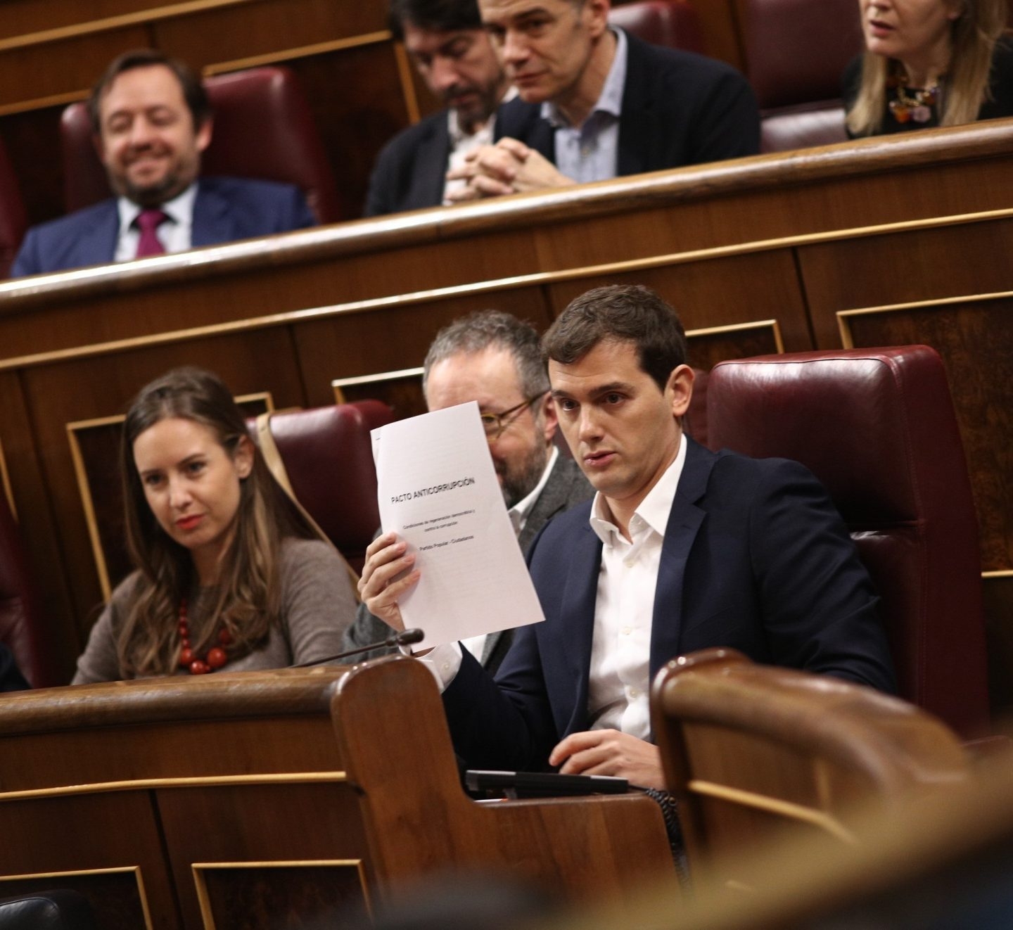 El presidente de Ciudadanos, Albert Rivera, esgrimiendo el pacto con el PP en el Congreso.