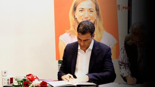 Pedro Sánchez, ex secretario general del PSOE, firma en el libro de condolencias ante el retrato de Carme Chacón.