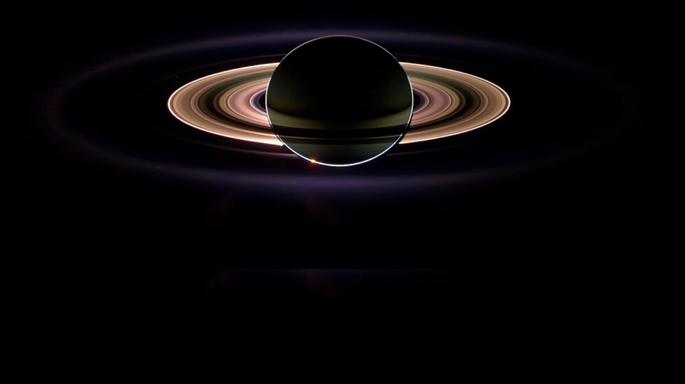 Saturno, a contraluz del Sol