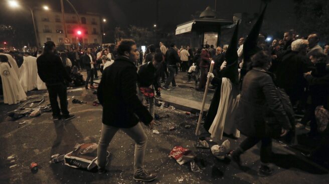 sevilla-madruga Imágenes de una de las estampidas en Sevilla durante las procesiones de la Madrugá.