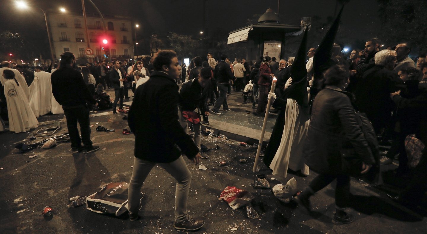 Imágenes de una de las estampidas en Sevilla durante las procesiones de la Madrugá.