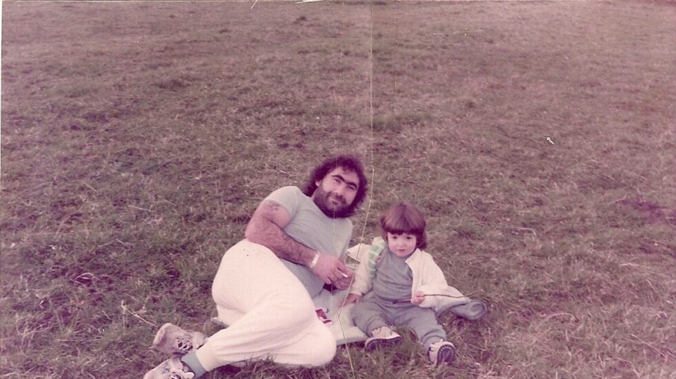 Tamara Paredes junto a su padre cuando era una niña.
