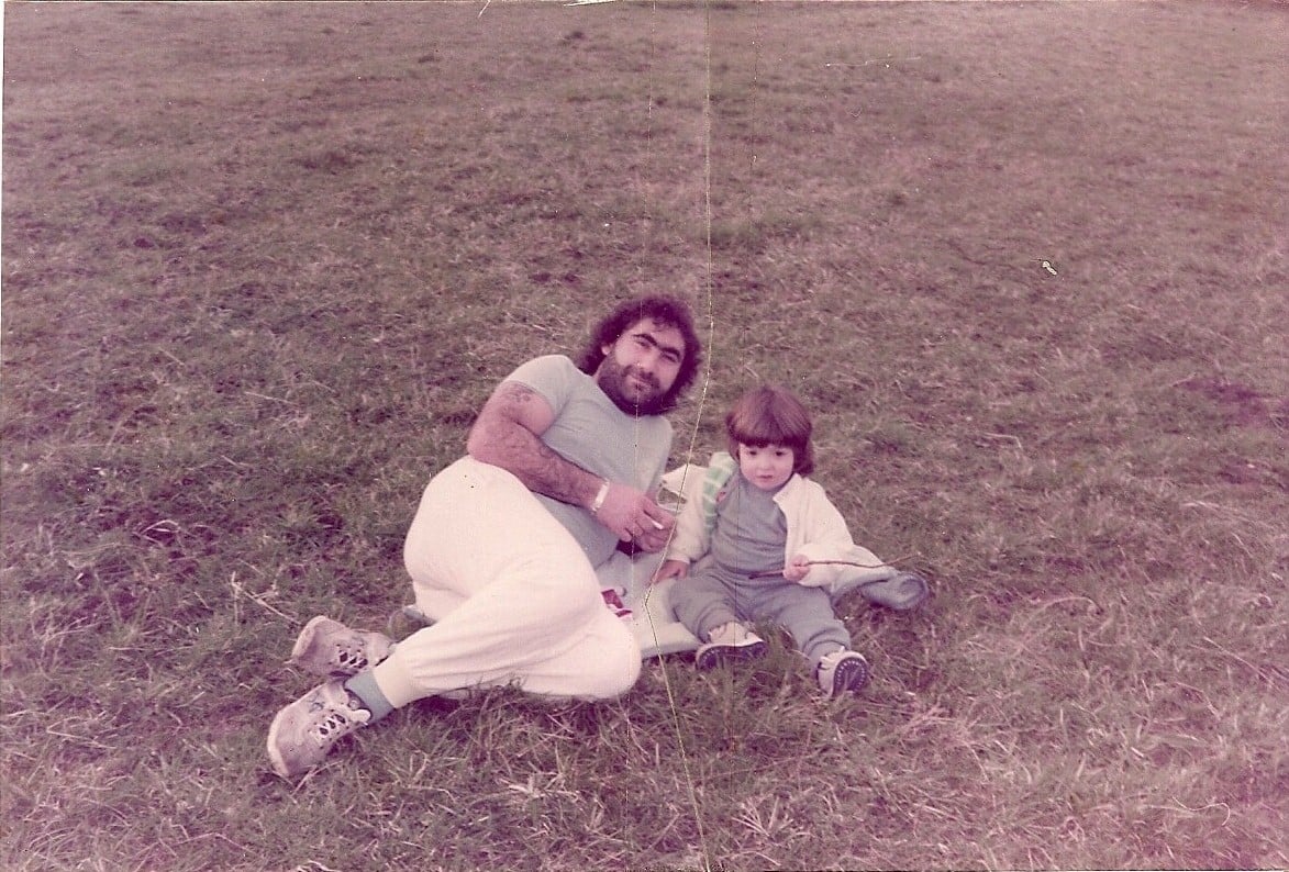 Tamara Paredes junto a su padre cuando era una niña.