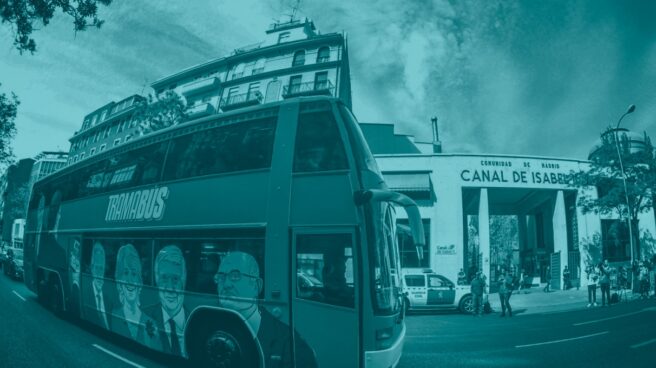 tramabus_canal_opi El Tramabús de Podemos pasando por delante de la sede del Canal de Isabel II en Madrid.