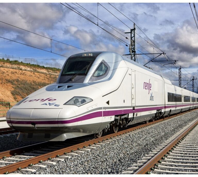 Un fallo eléctrico corta el AVE entre Madrid y Andalucía la víspera del puente