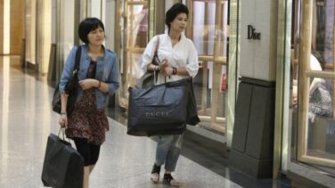 Los turistas chinos compran joyas y relojes, los rusos prefieren moda