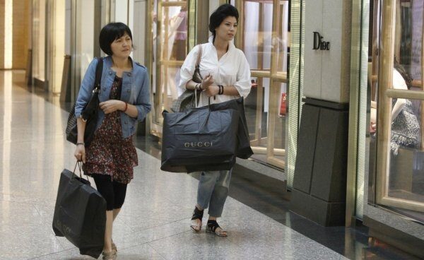 turistas_chinos_de_compras los turistas chinos se dejan uno de cada tres euros del turismo de compras extracomunitario en España