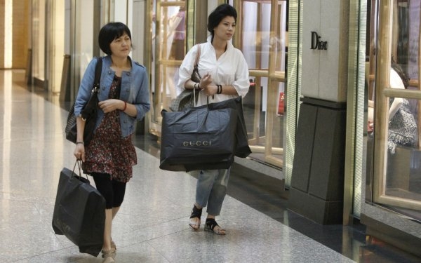 los turistas chinos se dejan uno de cada tres euros del turismo de compras extracomunitario en España