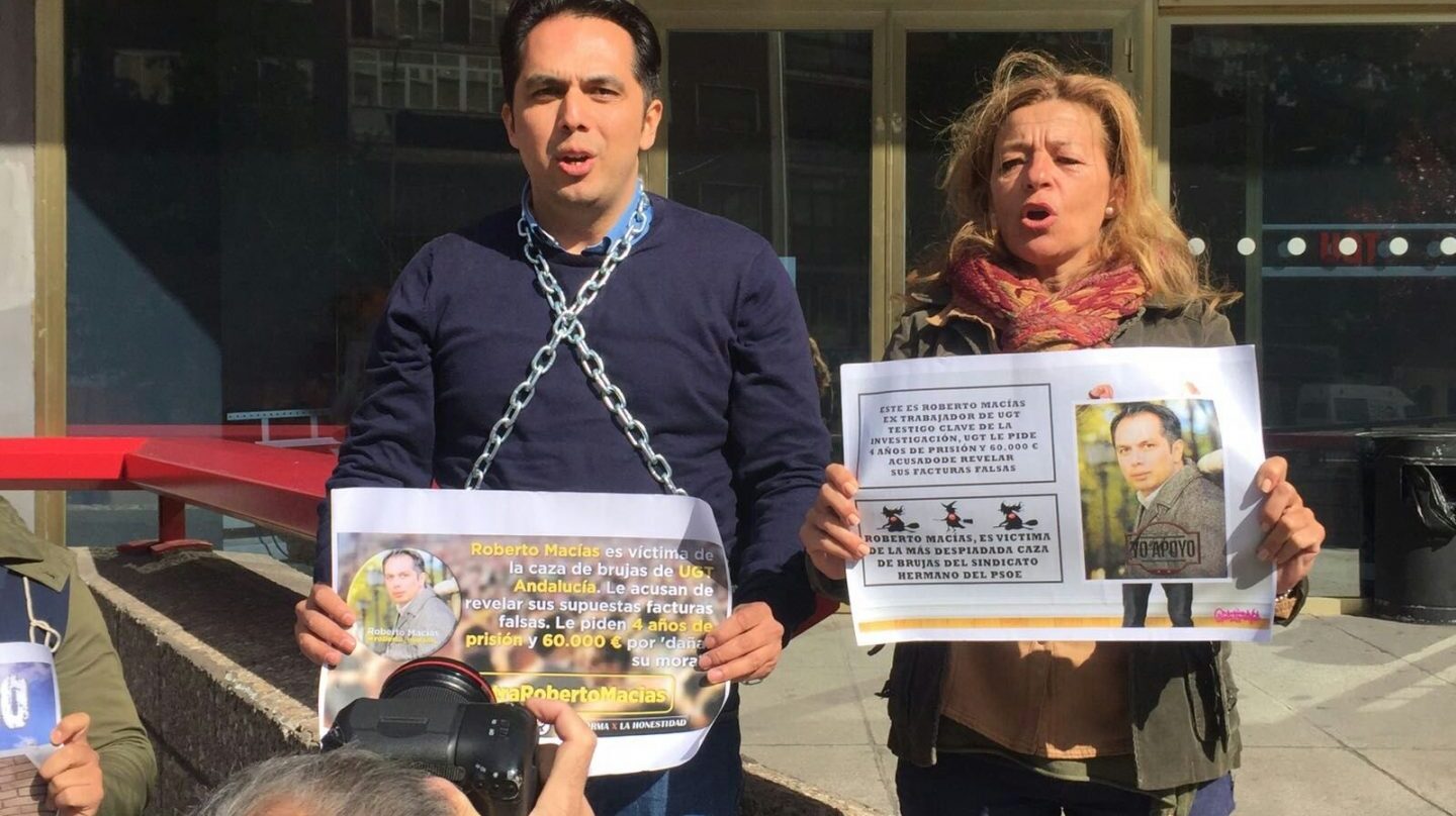 Roberto Macías, encadenado simbólicamente este viernes ante la sede nacional de UGT.