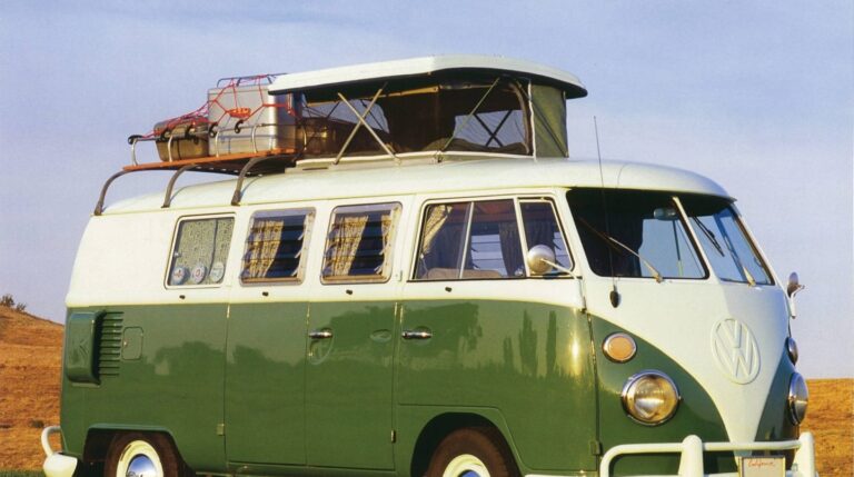 Todo un icono, el entrañable Transporter T1, también conocido como Bulli. Su producción empezó en 1950, y se transformó en musa del movimiento hippie.