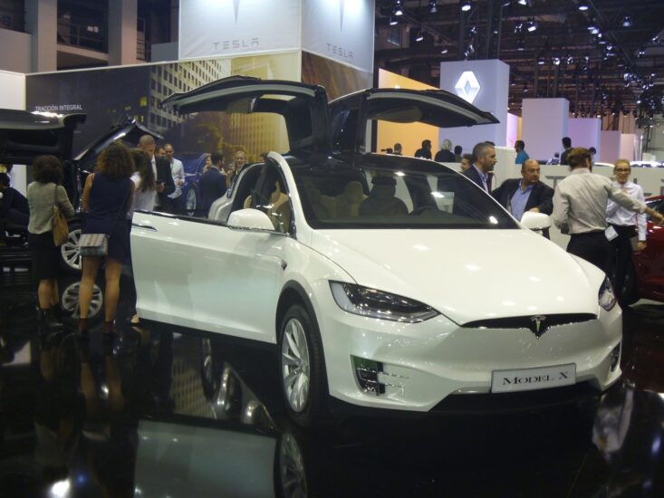 La marca californiana de coches eléctricos Tesla ya opera en España. El SUV Model X se caracteriza por sus puertas traseras tipo ala de gaviota. La versión más asequible (75D) cuesta 97.150 euros, y tiene una autonomía de 417 km.