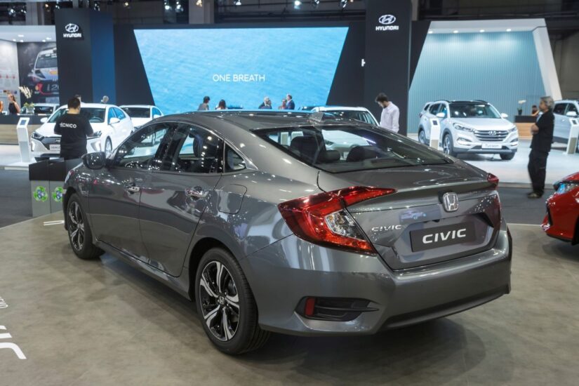 Con una trasera de deportivo aspecto, el Honda Civic de 4 puertas mide 13 cm más de largo que el compacto de 5 puertas. Monta un motor de gasolina VTEC turboalimentado de 1,5 litros (182 CV). Disponible desde 24.940 euros.