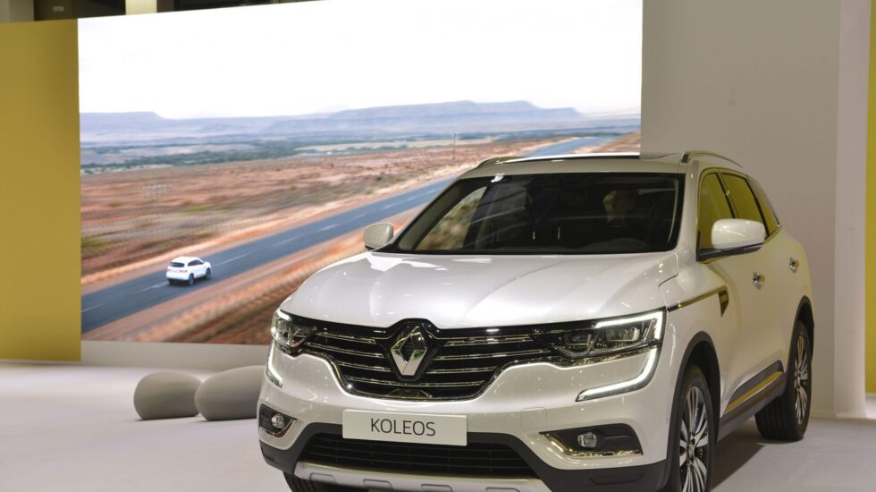 El Koleos es el SUV más grande de Renault, mide 4,67 m de longitud. Hay versiones de tracción delantera e integral, y se puede escoger entre dos motores de gasolina y dos diésel, con potencias entre 130 CV y 175 CV.