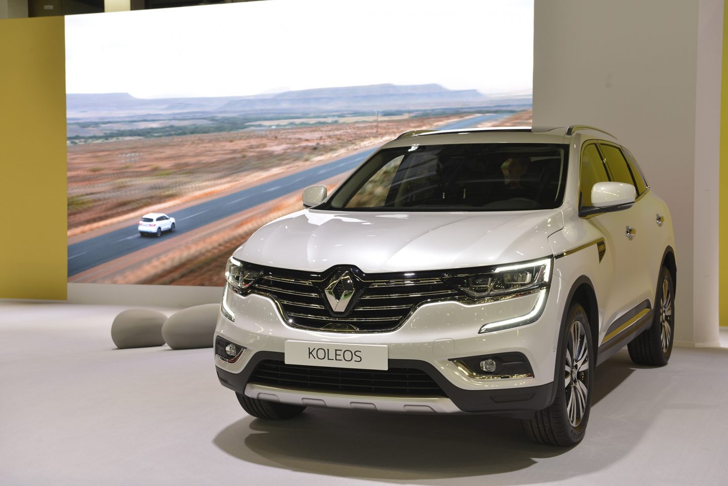 El Koleos es el SUV más grande de Renault, mide 4,67 m de longitud. Hay versiones de tracción delantera e integral, y se puede escoger entre dos motores de gasolina y dos diésel, con potencias entre 130 CV y 175 CV.