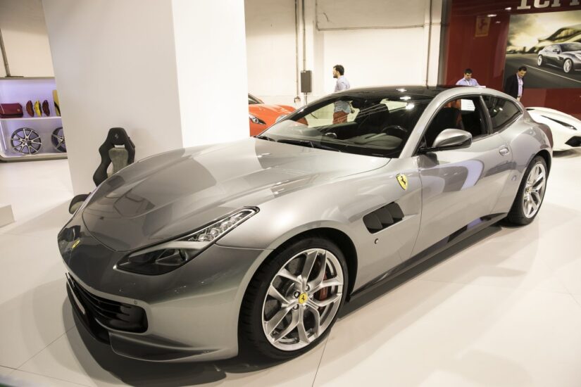 Ferrari también ha querido estar presente en el Automobile Barcelona 2017. Entre los modelos que exhibe, destaca este GTC4Lusso T con carrocería de 3 puertas y habitáculo configurado para 4 cómodas plazas. Monta un motor V8 turbo de 3,9 litros (610 CV).