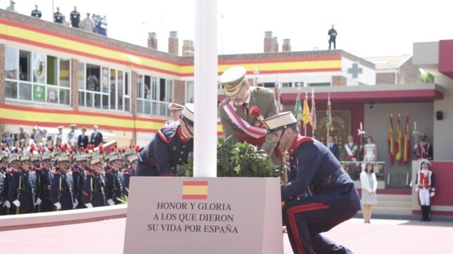 El Rey Felipe rinde homenaje a los fallecidos en acto de servicio durante el Día de las Fuerzas Armadas.