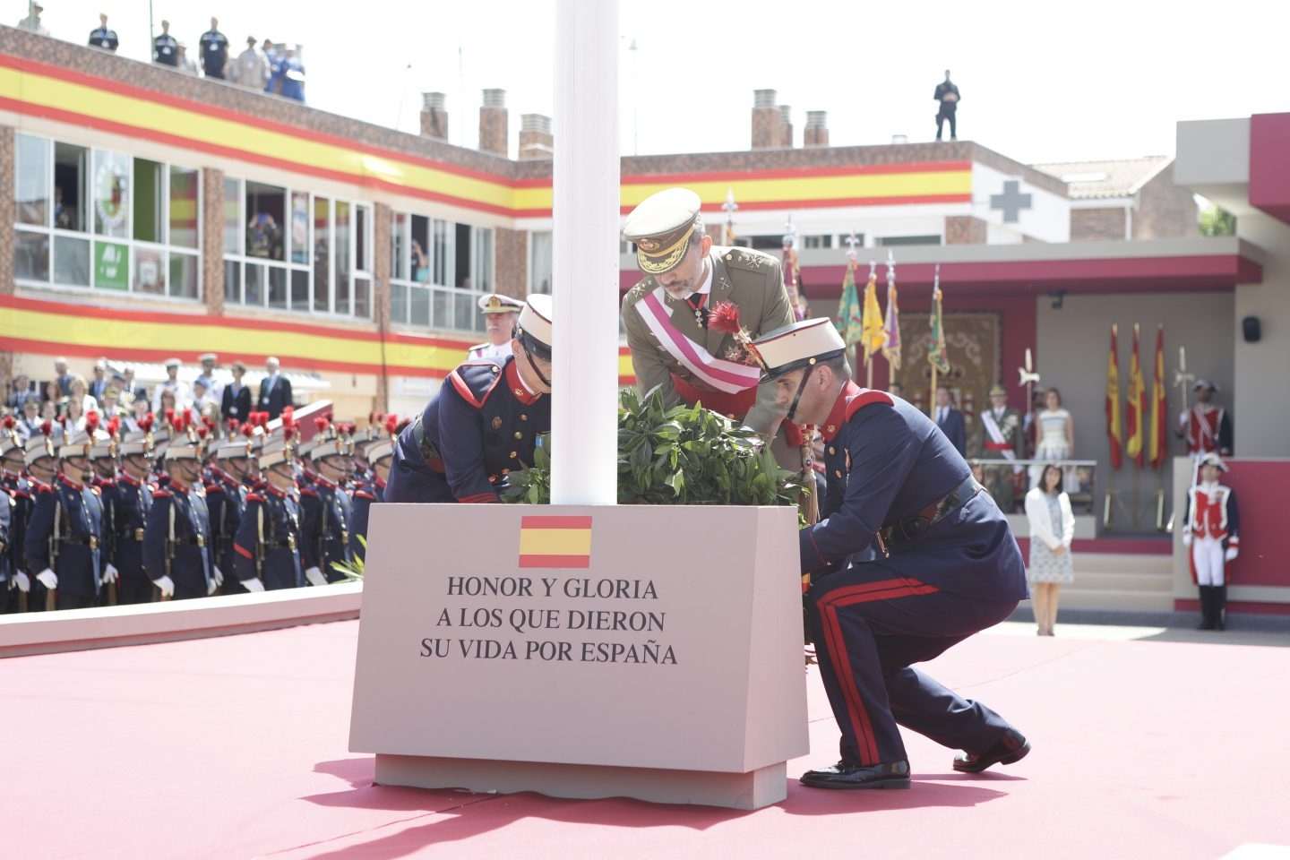 El Rey Felipe rinde homenaje a los fallecidos en acto de servicio durante el Día de las Fuerzas Armadas.